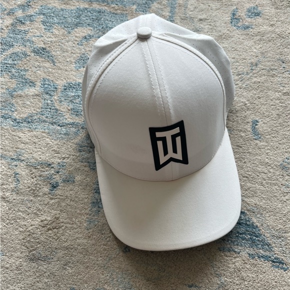 Nike Other - Nike Tiger Woods AeroBill Classic 99 Fitted Golf Hat (White) - M/L